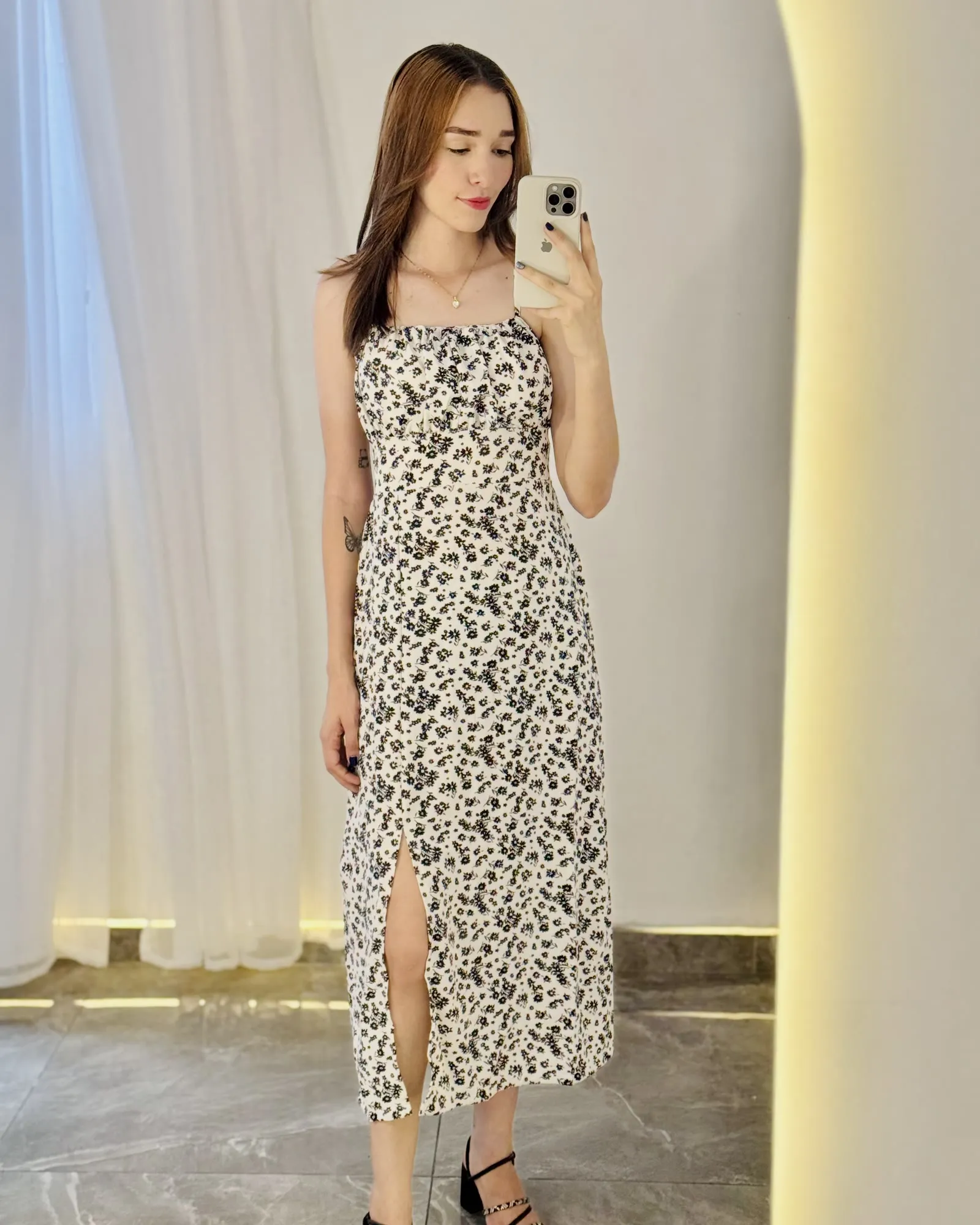 Vestido Flora midi - Branco com flores pretas